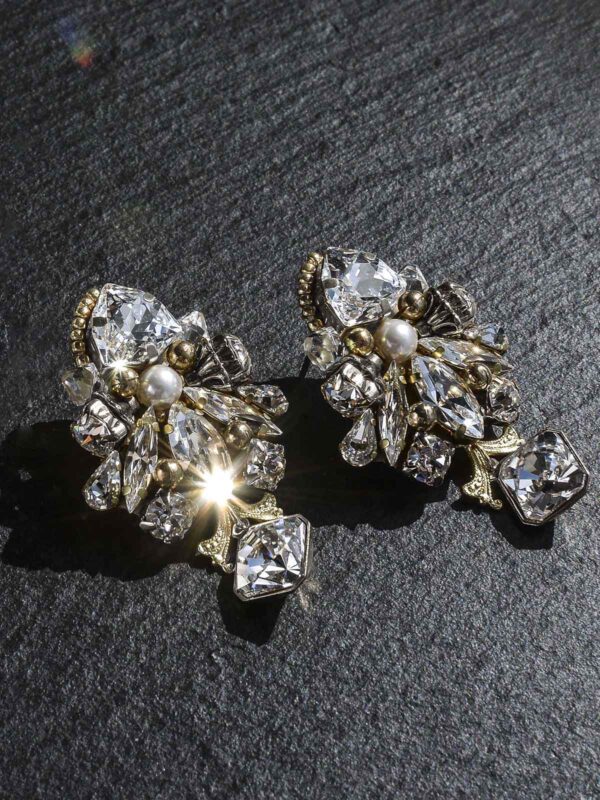 Ilgi kabantys paaukuoti-aukso spalvos auskarai iš baltų Swarovski® kristalų ir perliukų