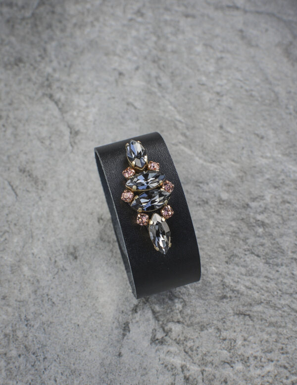 puošni juoda odinė moteriška apyrankė su kristalais