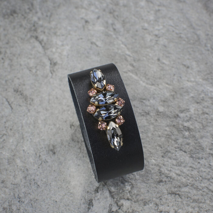 puošni juoda odinė moteriška apyrankė su kristalais