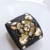 juoda plati odinė moteriška apyrankė su auksiniais kristalais