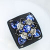 juoda plati odinė moteriška apyrankė su mėlynais kristalais