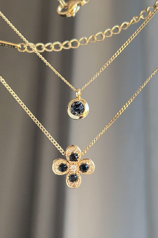 juodas auksuotas dobiliukas pakabukas su grandinėlė ir Swarovski® kristalu